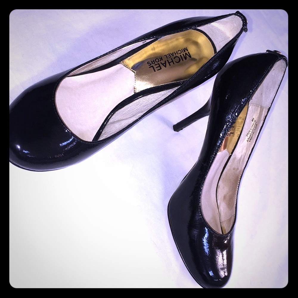 Black patent leather pumps / heels
